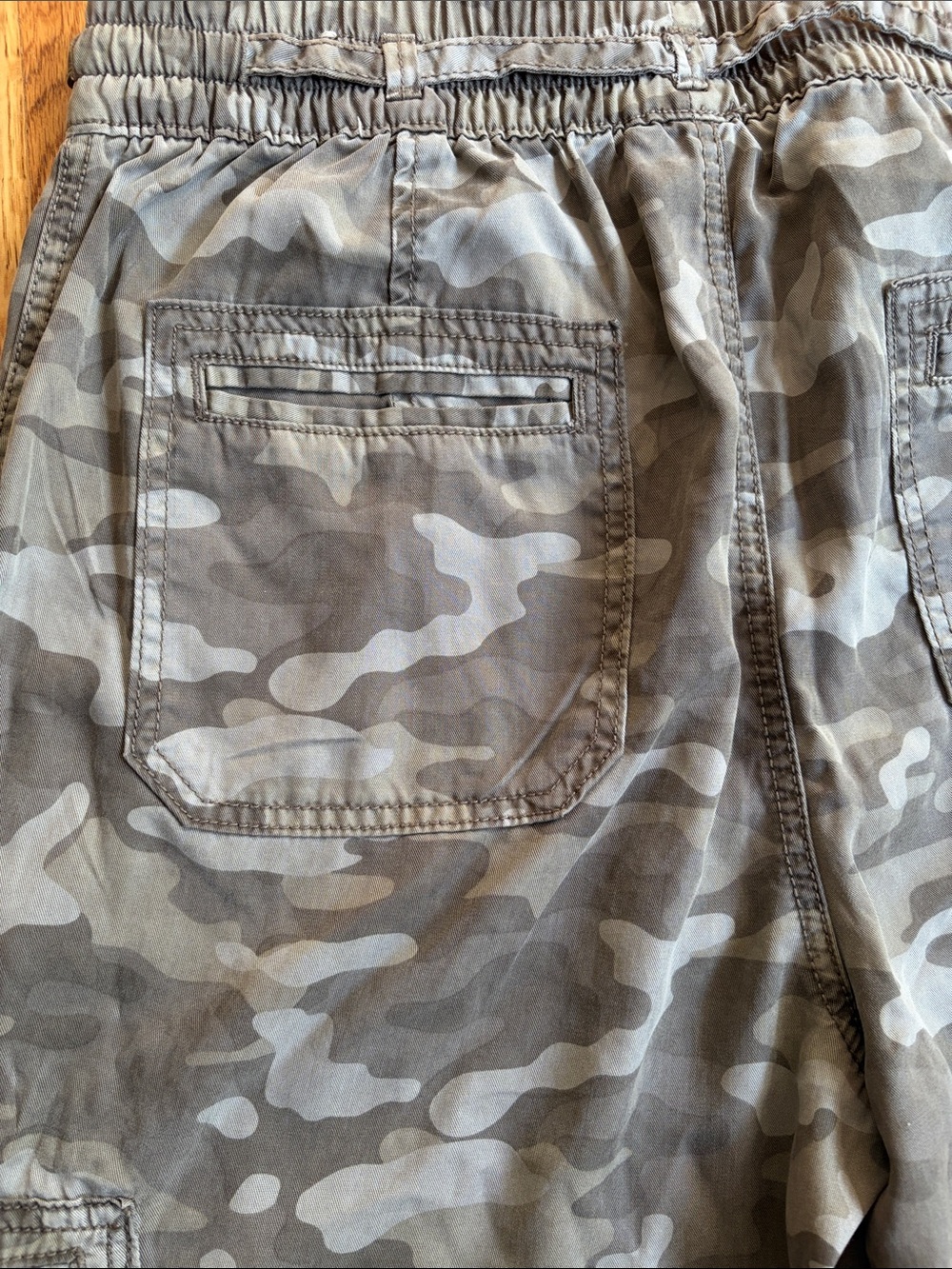 American Eagle AEO Camo Cargo Slouchy Joggers Pants. Size: Large. Like new! - Picture 11 of 11